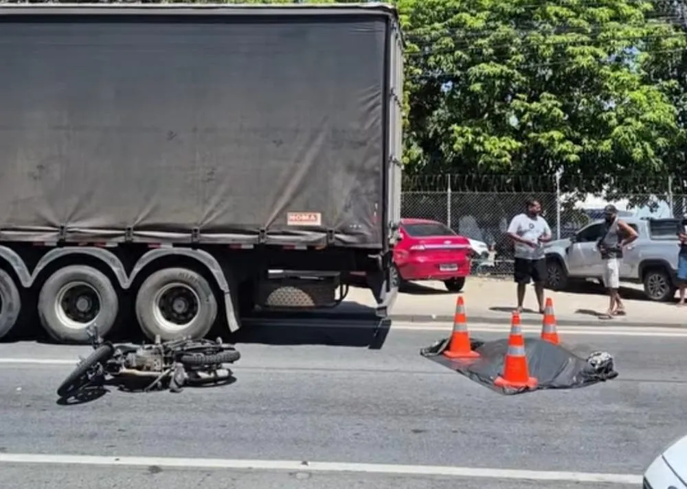 Motociclista morre após colisão com carro e carreta na BR-101, em Linhares