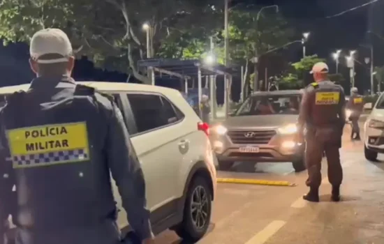 Bêbado e sem CNH, motociclista cai bem na frente de blitz em Linhares
