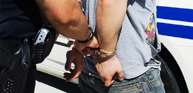 Homem de 48 anos procurado por roubo em Linhares é preso dentro de ônibus em Marataízes