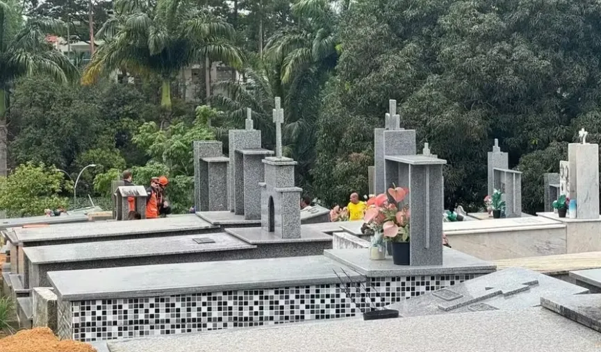 Tragédia em cemitério de Linhares: homem cai no túmulo do pai e não resiste aos ferimentos