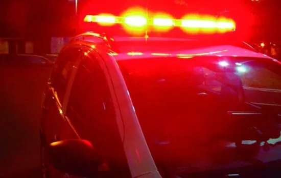 Homem em situação de rua é contido e detido após arremessar pedras em carro em Linhares