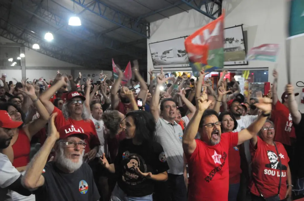 Apoiadores de Lula tomam as ruas de Linhares para comemorar vitória na eleição presidencial