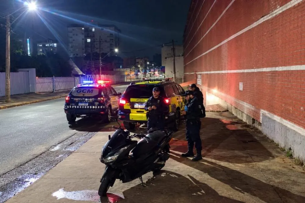 Moto com sinais de furto é abandonada no Bairro Araçá após suspeito fugir ao ver populares, em Linhares