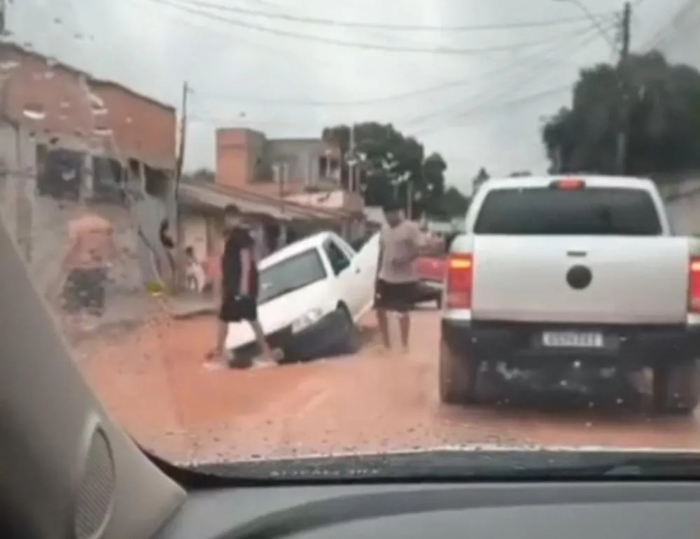 Obra inacabada do SAAE gera crateras e carro cai em buraco no bairro Linhares V