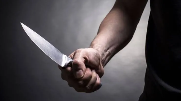 Homem é esfaqueado no pescoço e nas costas enquanto descansava na varanda de casa em Rio Bananal